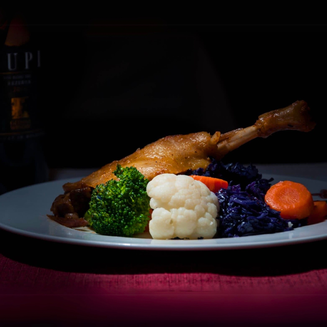 Pulpă de rață la cuptor servită cu legume gratinate și cu varză roșie călită (400 gr)